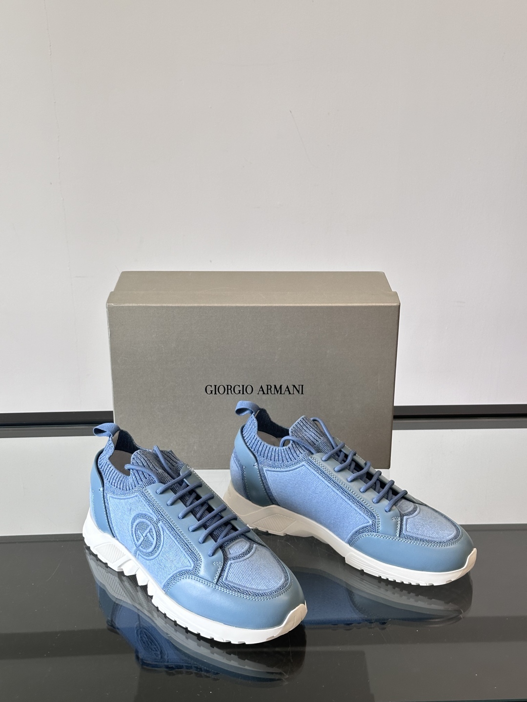 GIORGIO ARMANI/乔治阿玛尼 男士针织套穿运动休闲鞋，这款运动休闲鞋采用小牛皮拼接针织网面鞋
