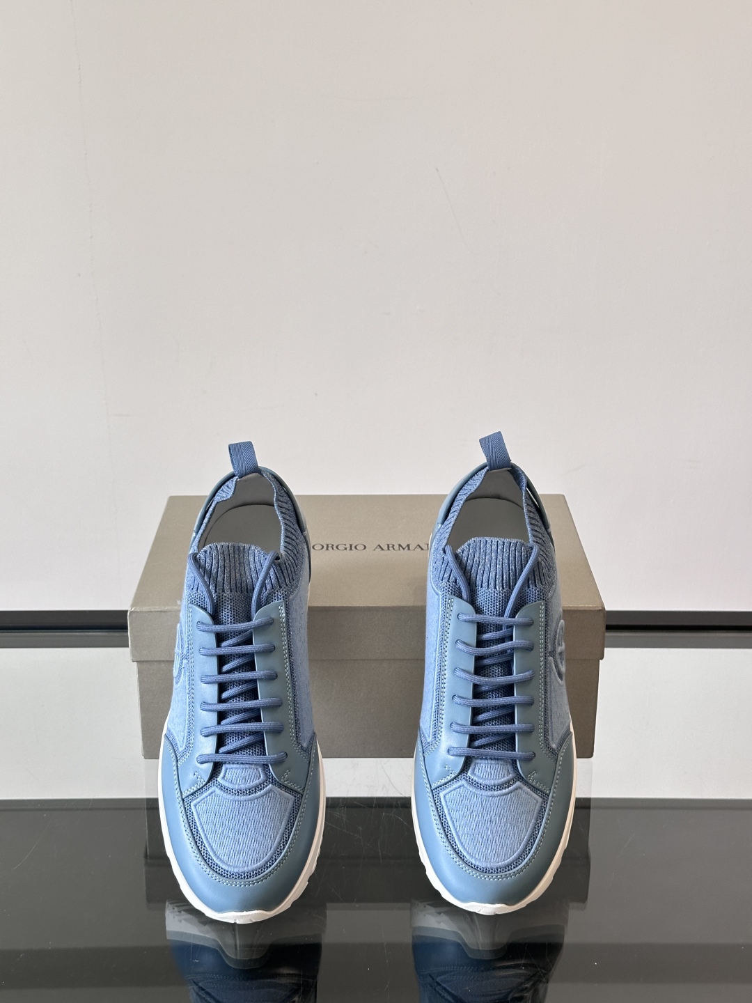 GIORGIO ARMANI/乔治阿玛尼 男士针织套穿运动休闲鞋，这款运动休闲鞋采用小牛皮拼接针织网面鞋