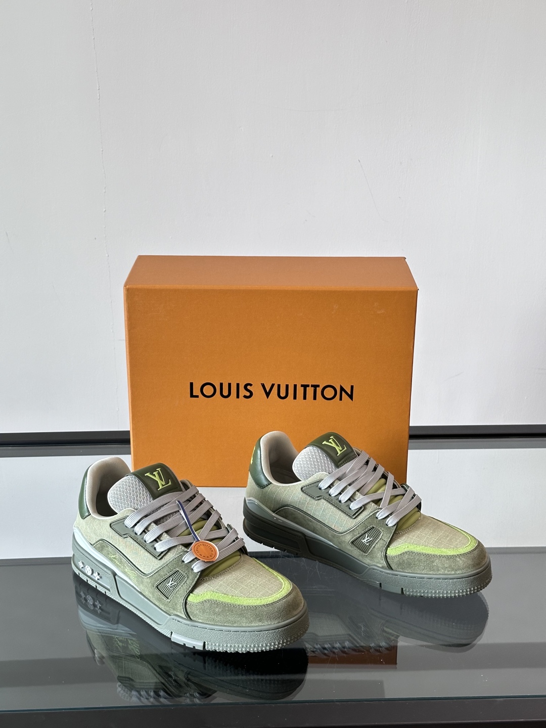 驴家 新配色 情侣款trainer运动鞋，本款 LV Trainer 运动鞋取材柔软粒面小牛皮，呈现纯净