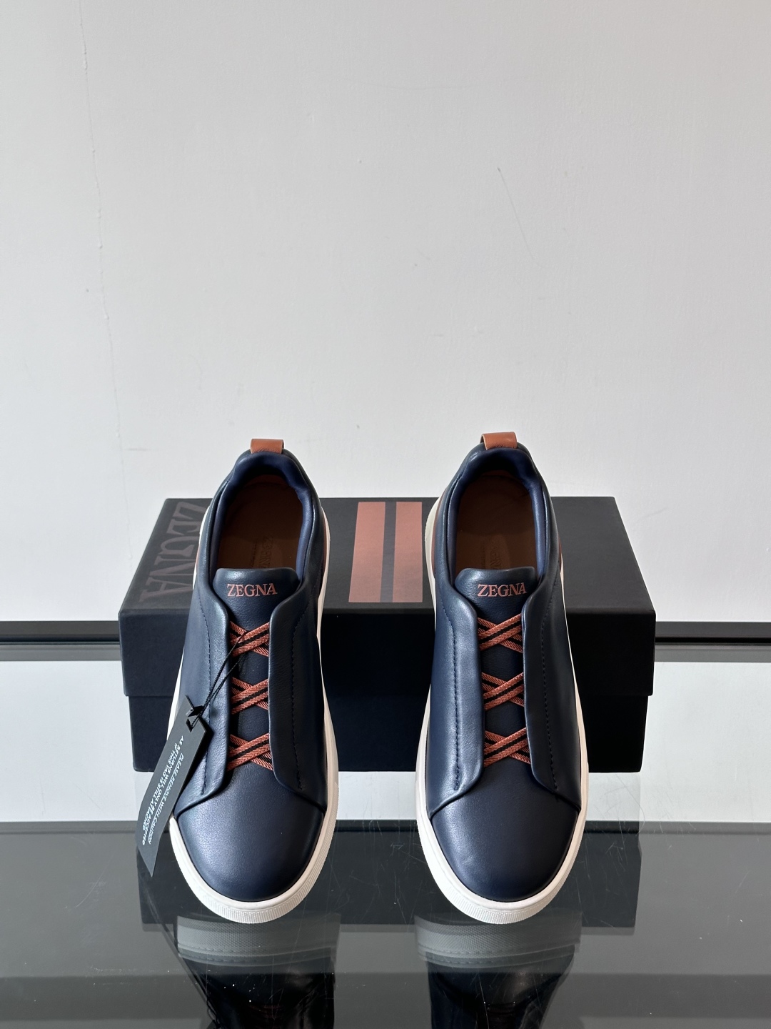 ZEGNA/杰尼亚 新款男士低帮皮革运动鞋，选用进口牛皮打造，丰富的工艺细节，鞋底骆马皮革嵌饰和品牌压纹