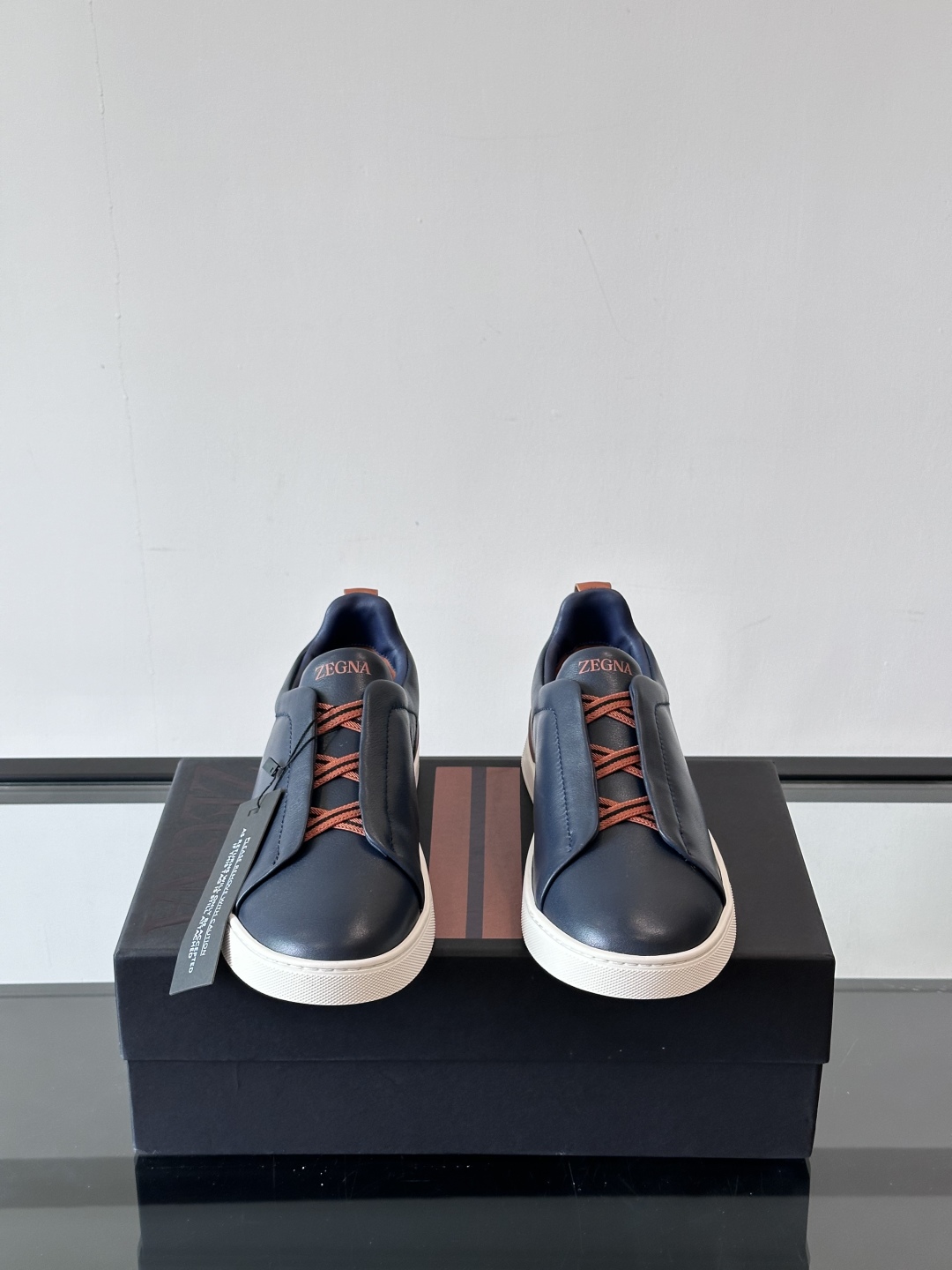 ZEGNA/杰尼亚 新款男士低帮皮革运动鞋，选用进口牛皮打造，丰富的工艺细节，鞋底骆马皮革嵌饰和品牌压纹