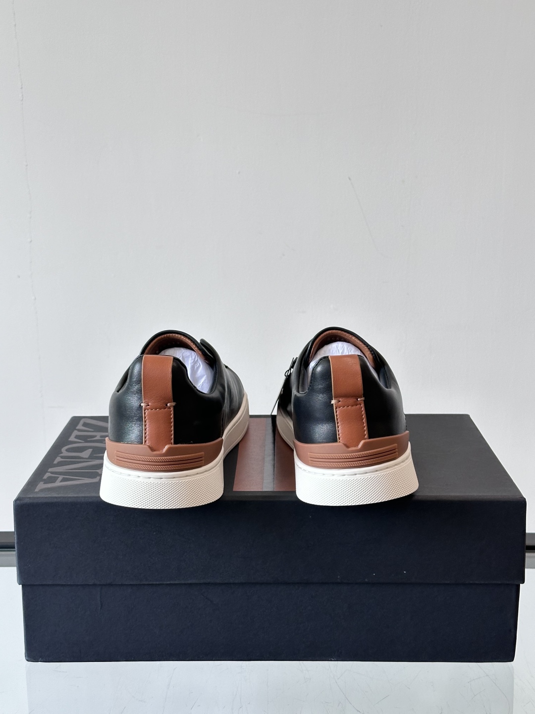 ZEGNA/杰尼亚 新款男士低帮皮革运动鞋，选用进口牛皮打造，丰富的工艺细节，鞋底骆马皮革嵌饰和品牌压纹