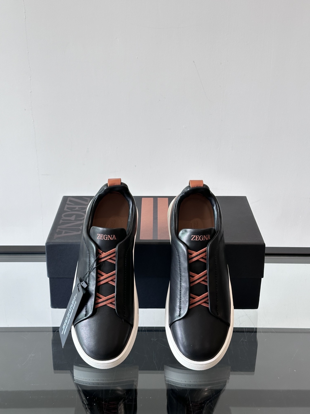 ZEGNA/杰尼亚 新款男士低帮皮革运动鞋，选用进口牛皮打造，丰富的工艺细节，鞋底骆马皮革嵌饰和品牌压纹