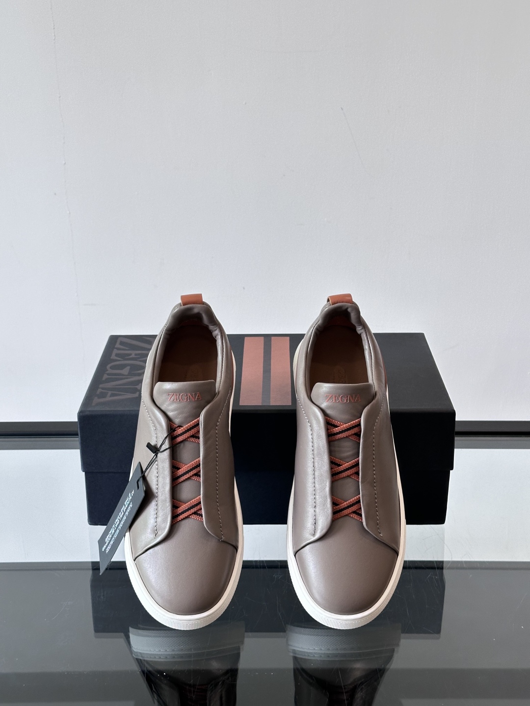 ZEGNA/杰尼亚 新款男士低帮皮革运动鞋，选用进口牛皮打造，丰富的工艺细节，鞋底骆马皮革嵌饰和品牌压纹