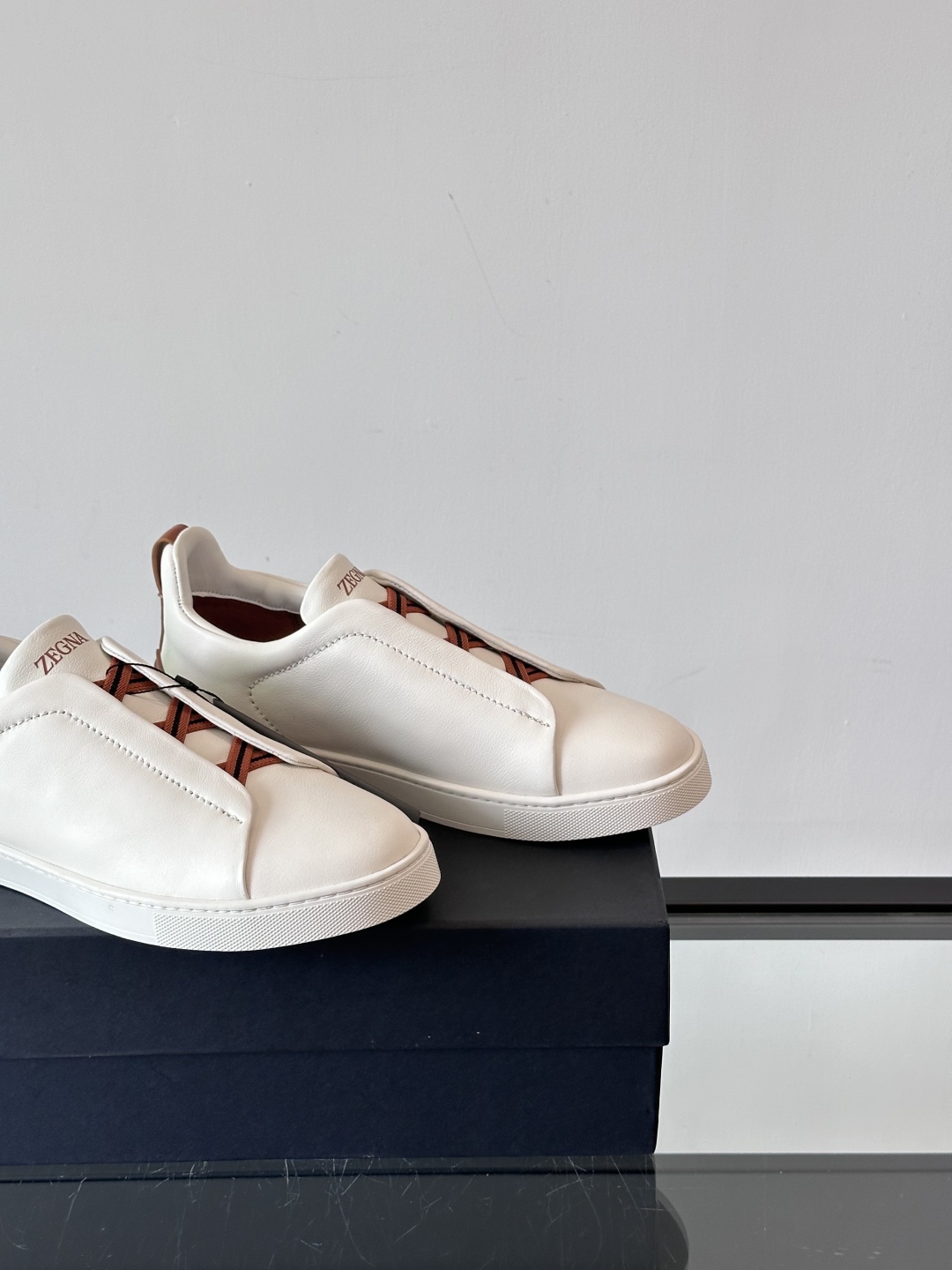 ZEGNA/杰尼亚 新款男士低帮皮革运动鞋，选用进口牛皮打造，丰富的工艺细节，鞋底骆马皮革嵌饰和品牌压纹