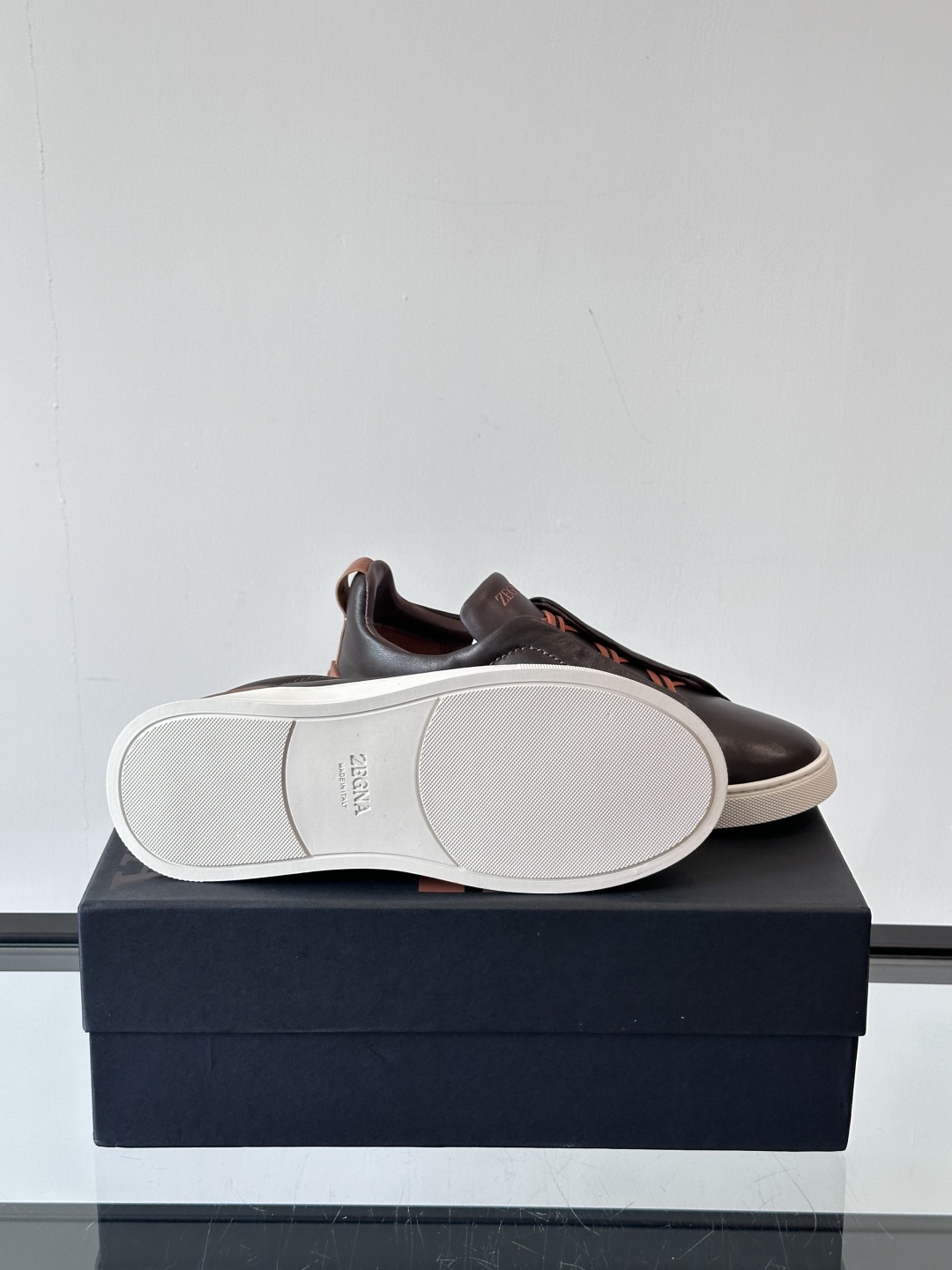 ZEGNA/杰尼亚 新款男士低帮皮革运动鞋，选用进口牛皮打造，丰富的工艺细节，鞋底骆马皮革嵌饰和品牌压纹