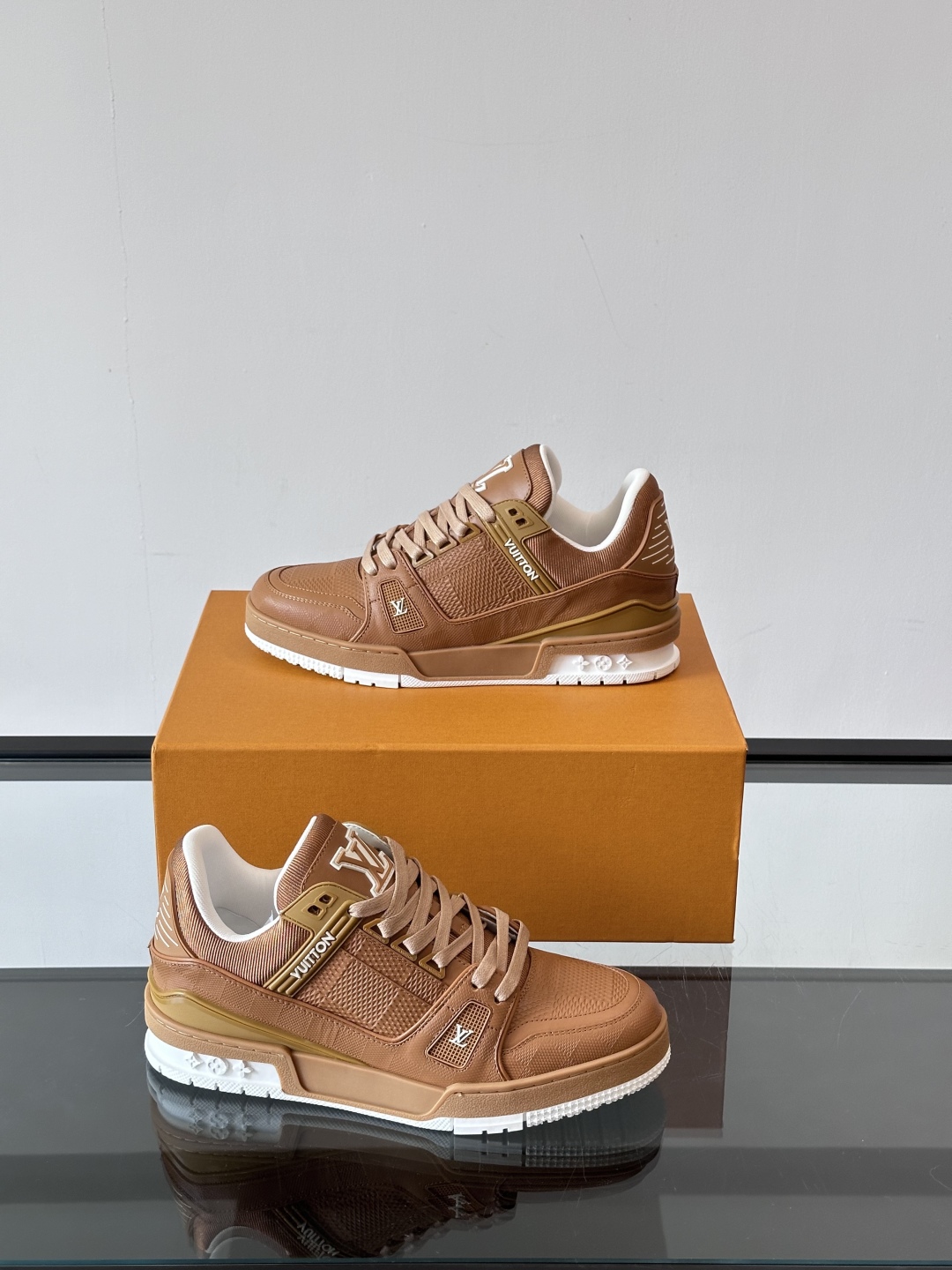  LV Trainer 运动鞋以柔软 Damier 压纹牛皮革续写经典设计。金属端头皮革鞋带点亮雅致鞋身