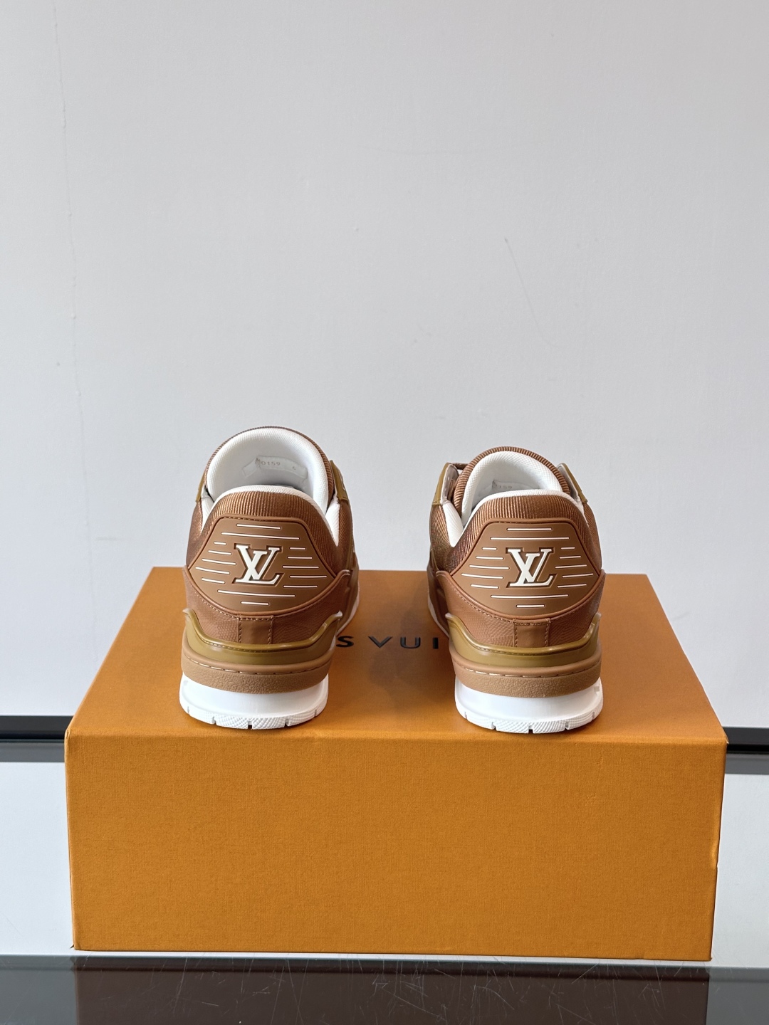  LV Trainer 运动鞋以柔软 Damier 压纹牛皮革续写经典设计。金属端头皮革鞋带点亮雅致鞋身