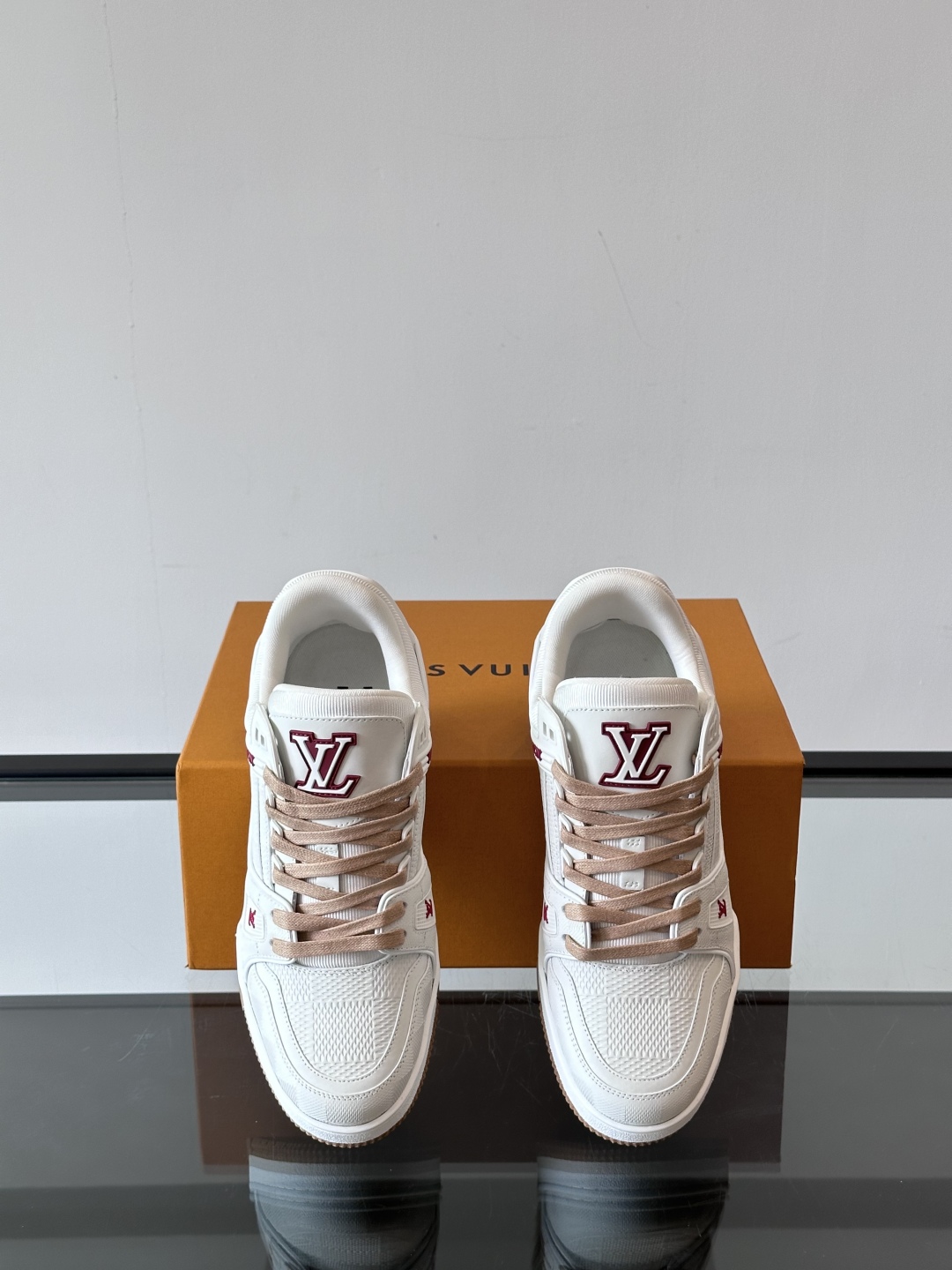  LV Trainer 运动鞋以柔软 Damier 压纹牛皮革续写经典设计。金属端头皮革鞋带点亮雅致鞋身