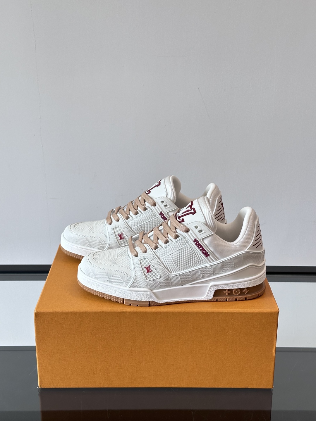  LV Trainer 运动鞋以柔软 Damier 压纹牛皮革续写经典设计。金属端头皮革鞋带点亮雅致鞋身