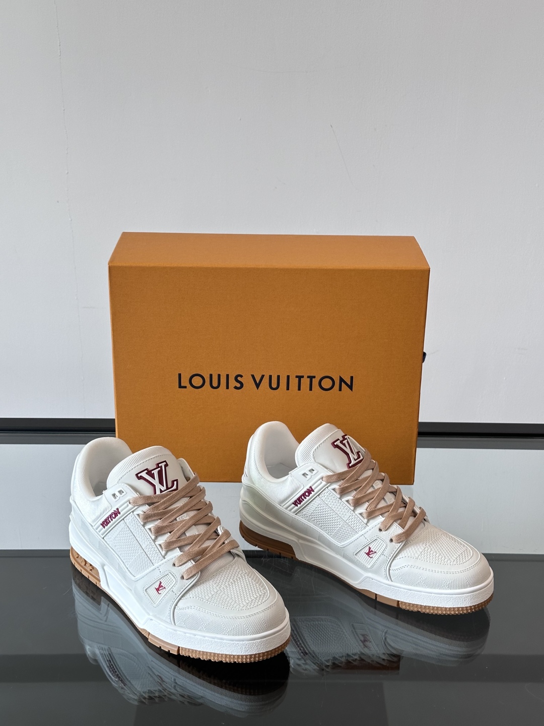  LV Trainer 运动鞋以柔软 Damier 压纹牛皮革续写经典设计。金属端头皮革鞋带点亮雅致鞋身