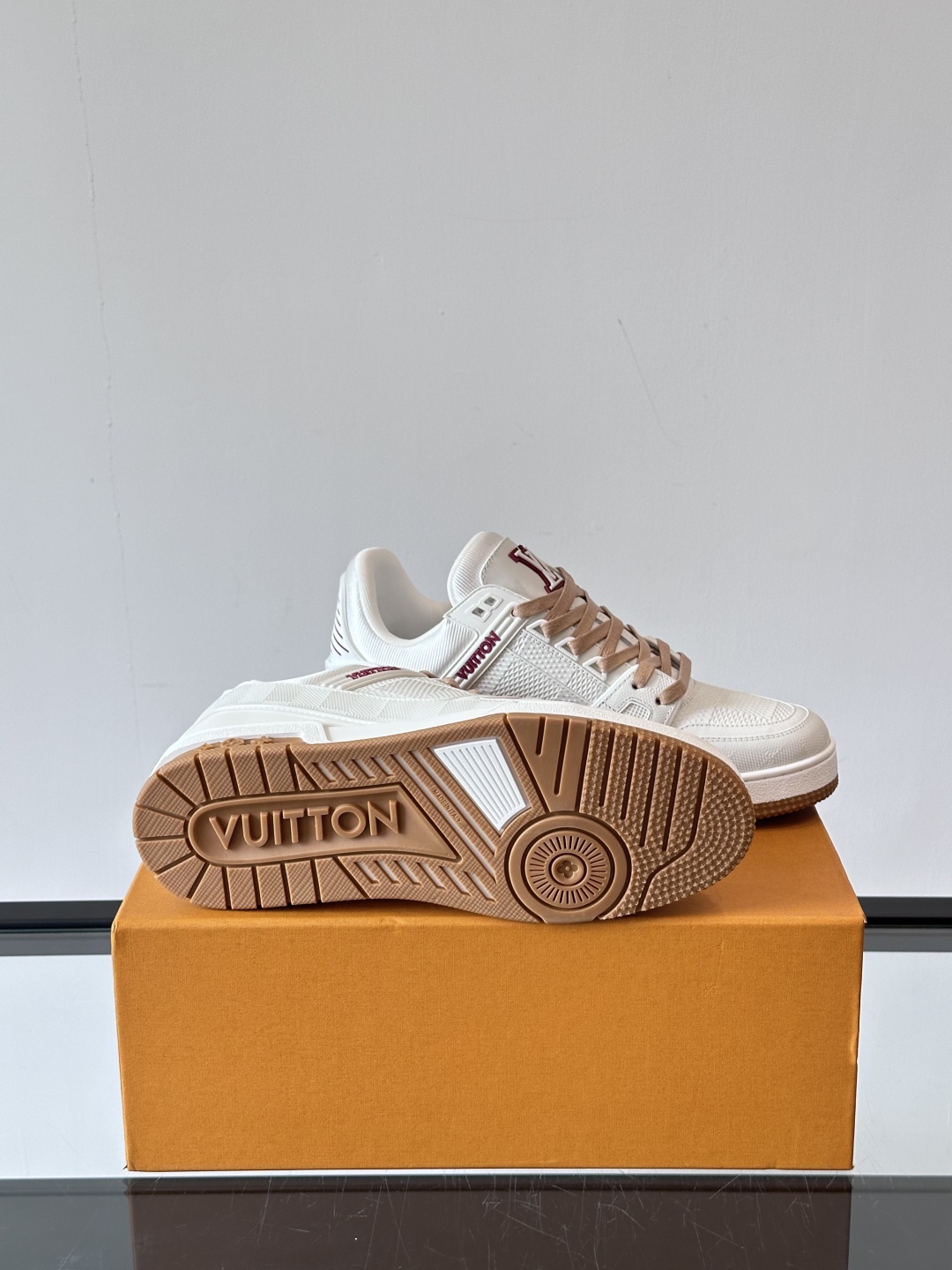 LV Trainer 运动鞋以柔软 Damier 压纹牛皮革续写经典设计。金属端头皮革鞋带点亮雅致鞋身