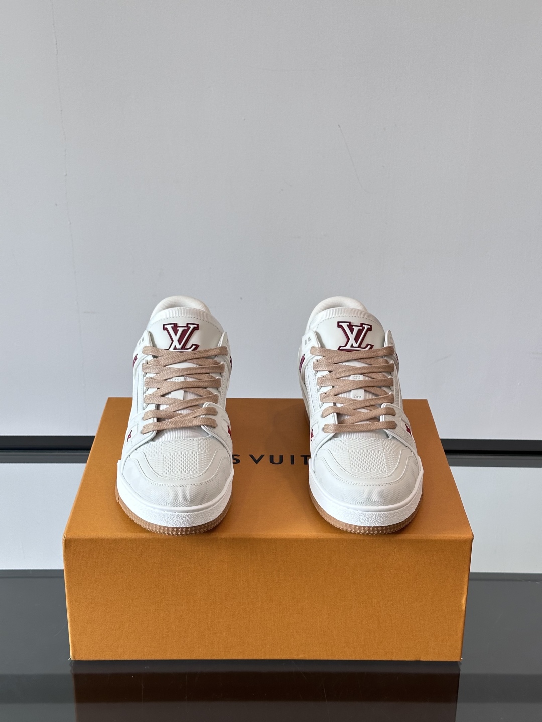  LV Trainer 运动鞋以柔软 Damier 压纹牛皮革续写经典设计。金属端头皮革鞋带点亮雅致鞋身