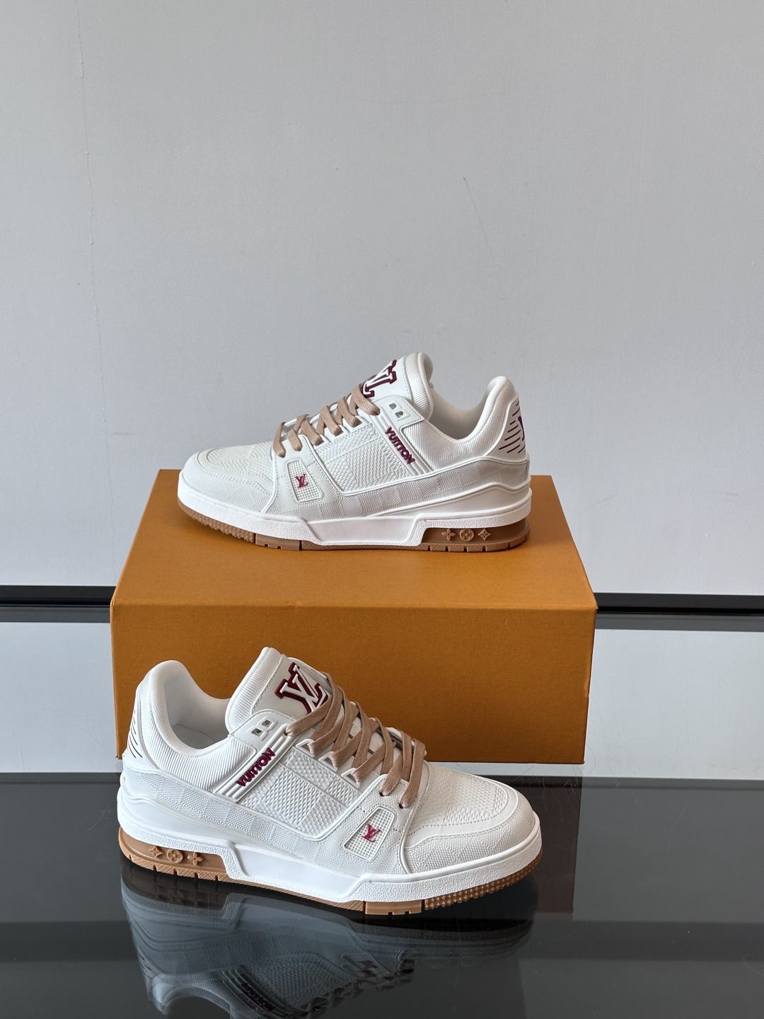  LV Trainer 运动鞋以柔软 Damier 压纹牛皮革续写经典设计。金属端头皮革鞋带点亮雅致鞋身