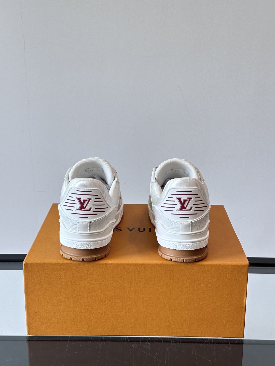  LV Trainer 运动鞋以柔软 Damier 压纹牛皮革续写经典设计。金属端头皮革鞋带点亮雅致鞋身