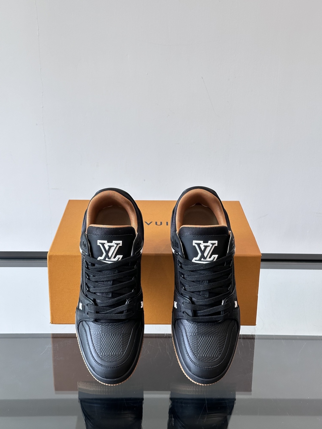  LV Trainer 运动鞋以柔软 Damier 压纹牛皮革续写经典设计。金属端头皮革鞋带点亮雅致鞋身