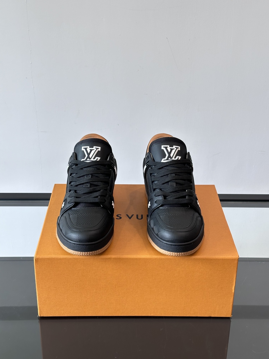  LV Trainer 运动鞋以柔软 Damier 压纹牛皮革续写经典设计。金属端头皮革鞋带点亮雅致鞋身