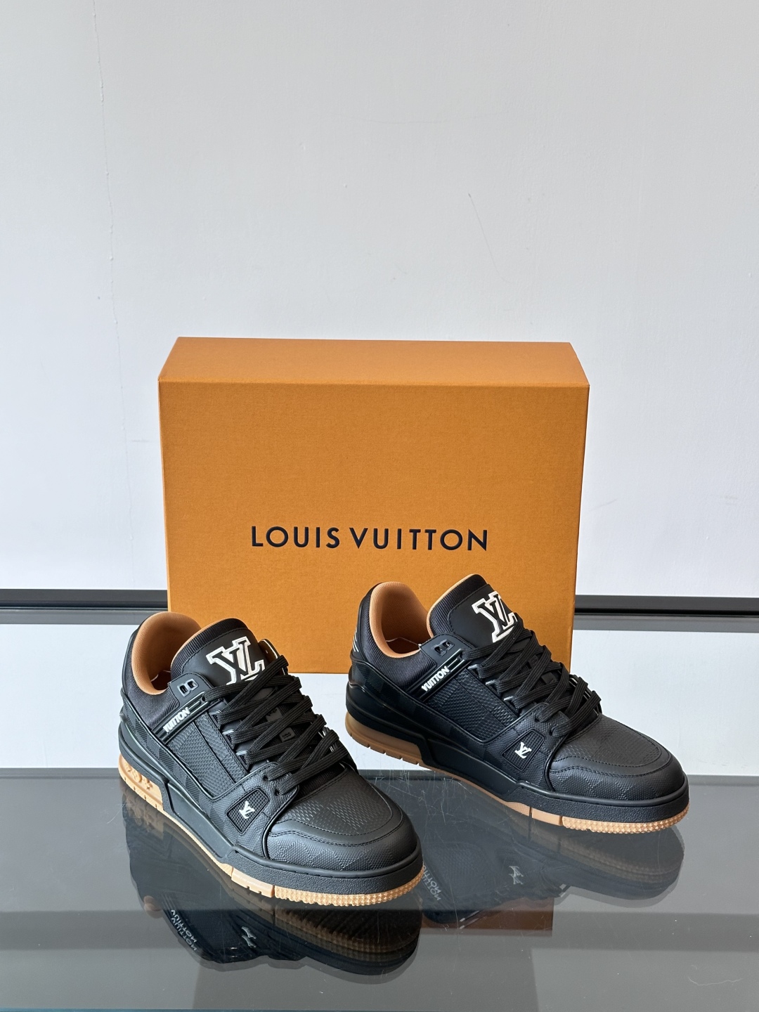  LV Trainer 运动鞋以柔软 Damier 压纹牛皮革续写经典设计。金属端头皮革鞋带点亮雅致鞋身