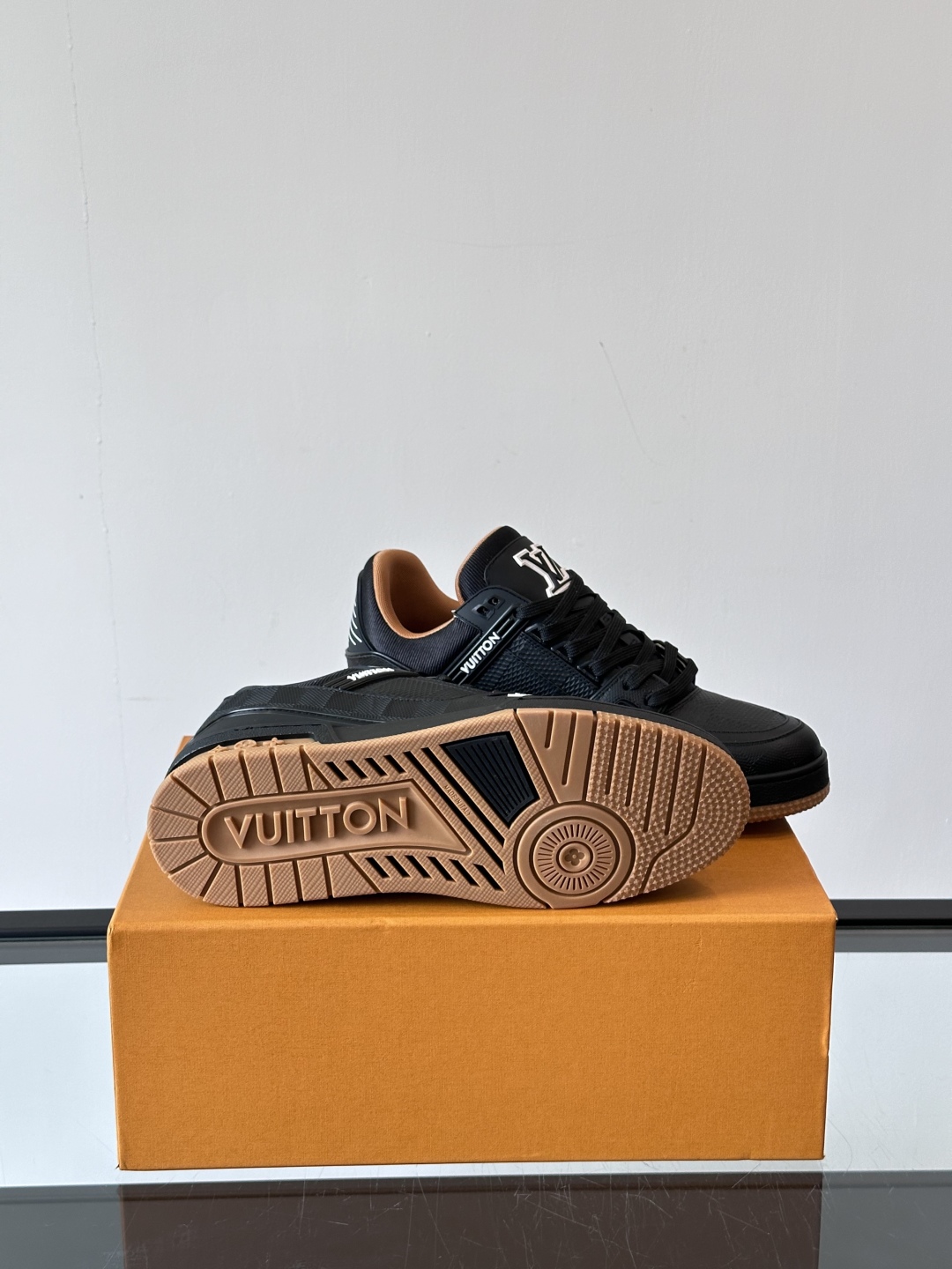  LV Trainer 运动鞋以柔软 Damier 压纹牛皮革续写经典设计。金属端头皮革鞋带点亮雅致鞋身