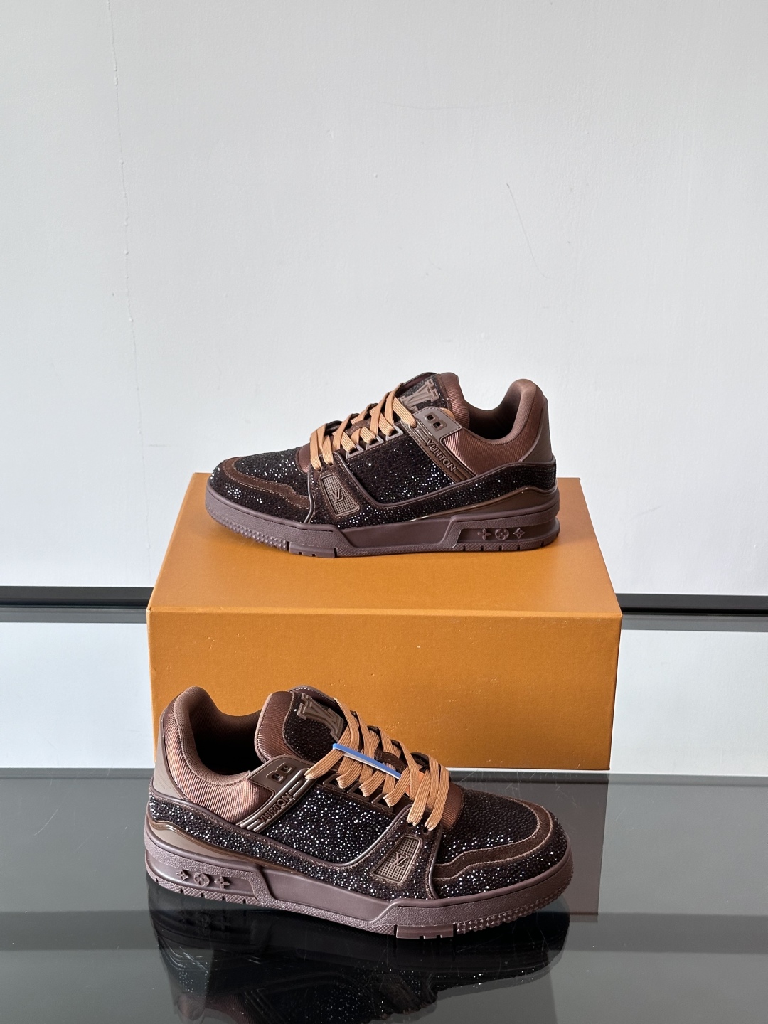 LV Colormania男鞋👞 Trainer 闪耀人造水晶的璀璨光芒，成就路易威登鞋履系列的又一经典