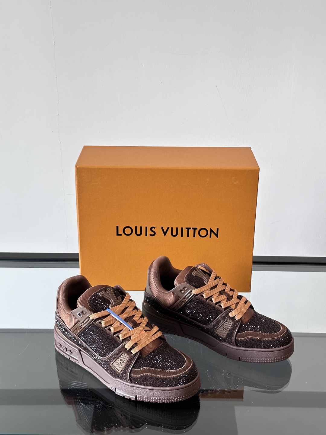 LV Colormania男鞋👞 Trainer 闪耀人造水晶的璀璨光芒，成就路易威登鞋履系列的又一经典