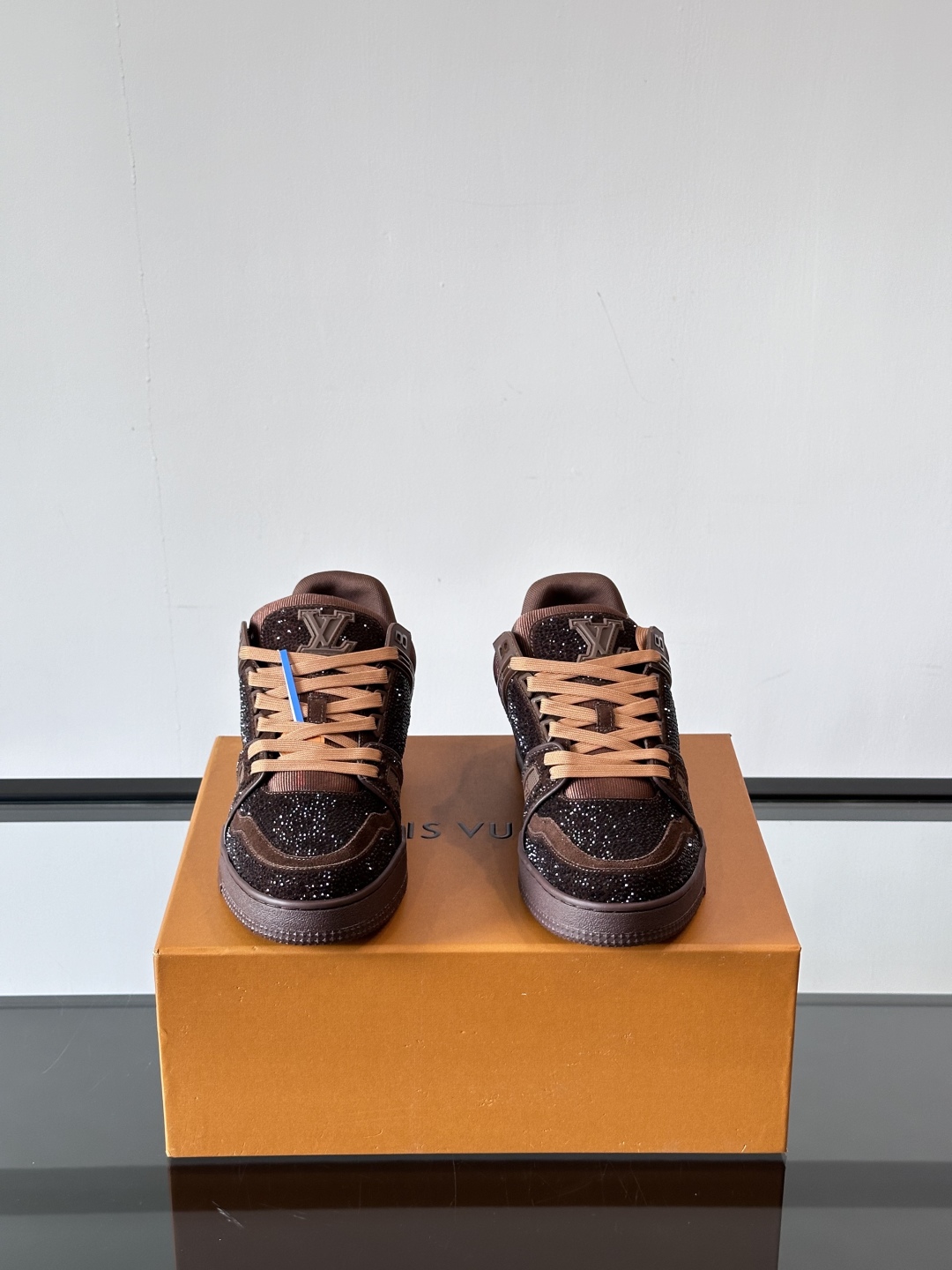LV Colormania男鞋👞 Trainer 闪耀人造水晶的璀璨光芒，成就路易威登鞋履系列的又一经典