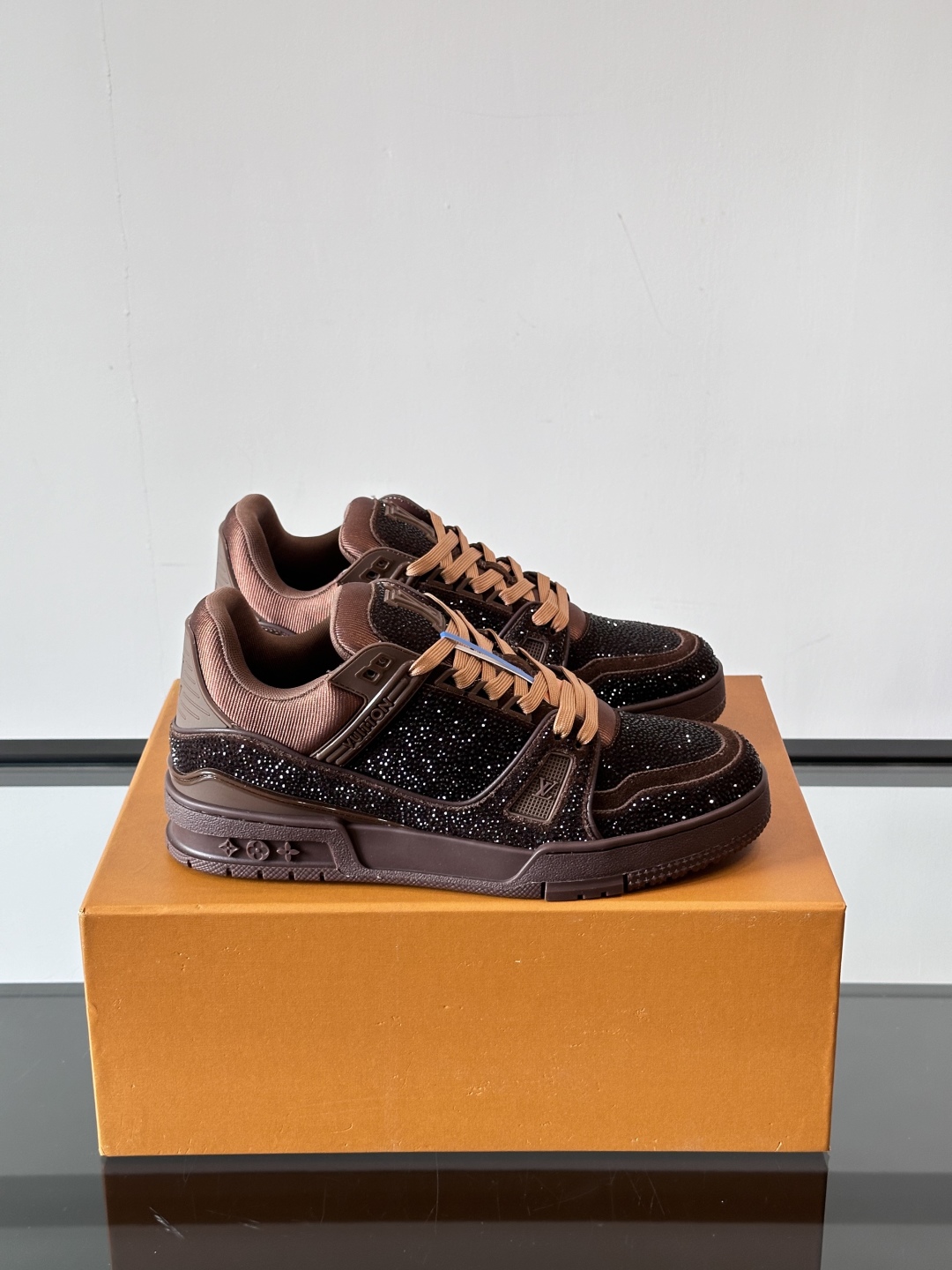 LV Colormania男鞋👞 Trainer 闪耀人造水晶的璀璨光芒，成就路易威登鞋履系列的又一经典