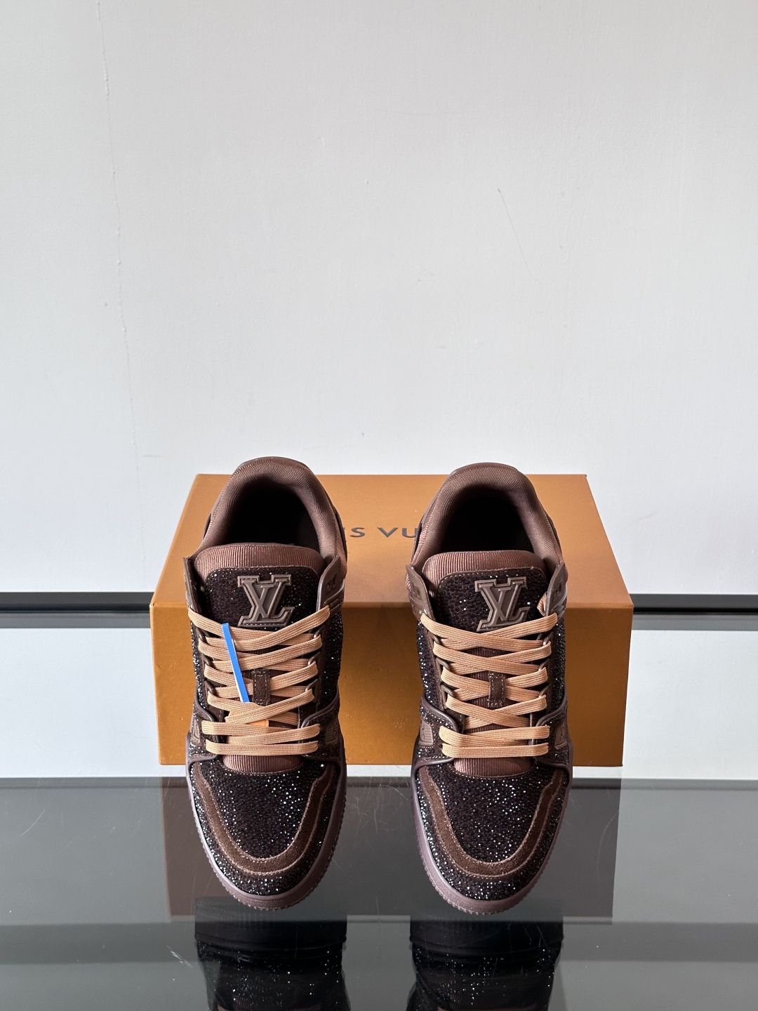 LV Colormania男鞋👞 Trainer 闪耀人造水晶的璀璨光芒，成就路易威登鞋履系列的又一经典