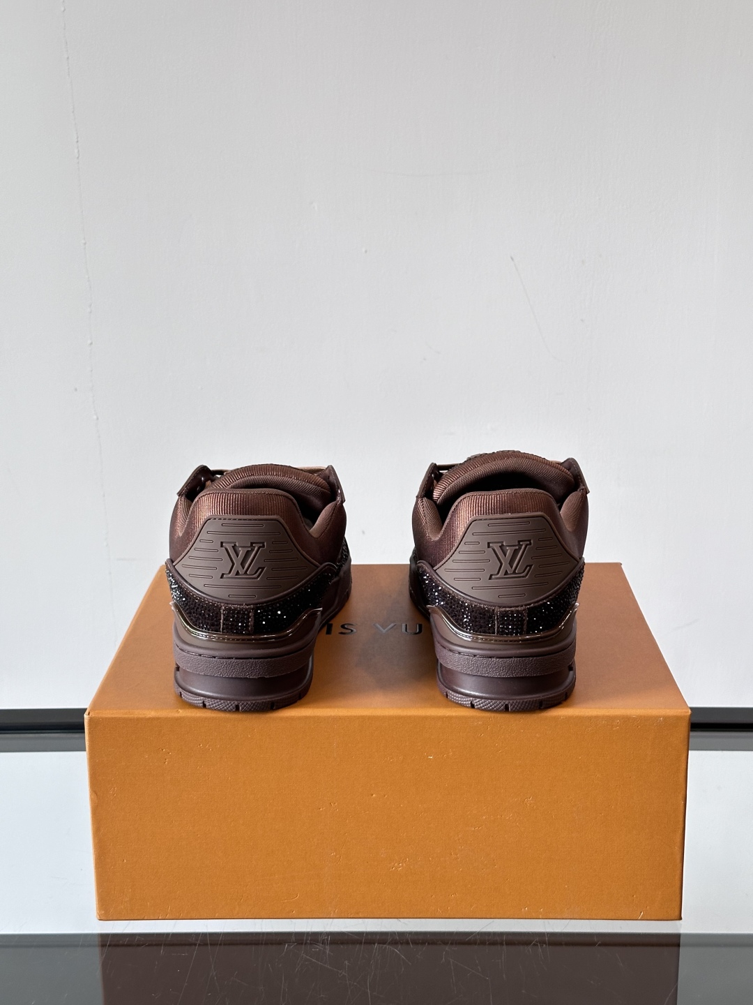 LV Colormania男鞋👞 Trainer 闪耀人造水晶的璀璨光芒，成就路易威登鞋履系列的又一经典