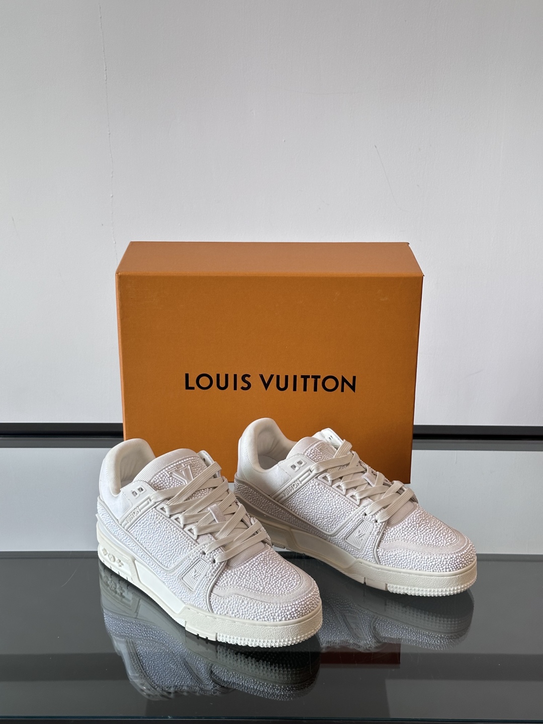 LV Colormania男鞋👞 Trainer 闪耀人造水晶的璀璨光芒，成就路易威登鞋履系列的又一经典