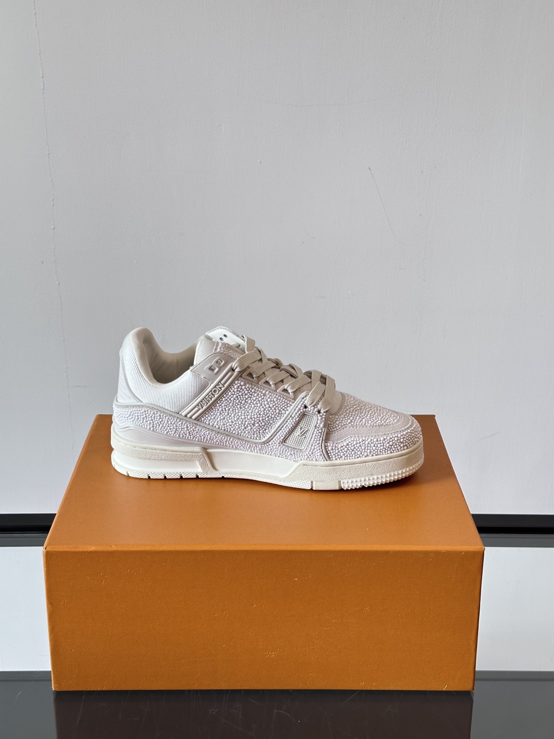 LV Colormania男鞋👞 Trainer 闪耀人造水晶的璀璨光芒，成就路易威登鞋履系列的又一经典