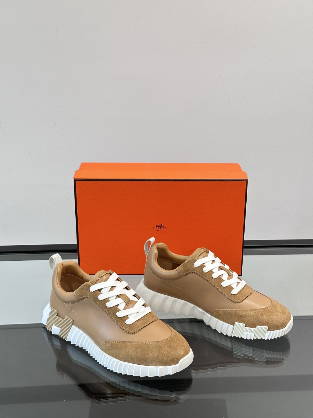 hermes爱马仕新款运动鞋Bouncing运动鞋👟！鞋面采用小牛皮和麂皮山羊皮运动鞋。轻盈鞋底装饰撞色
