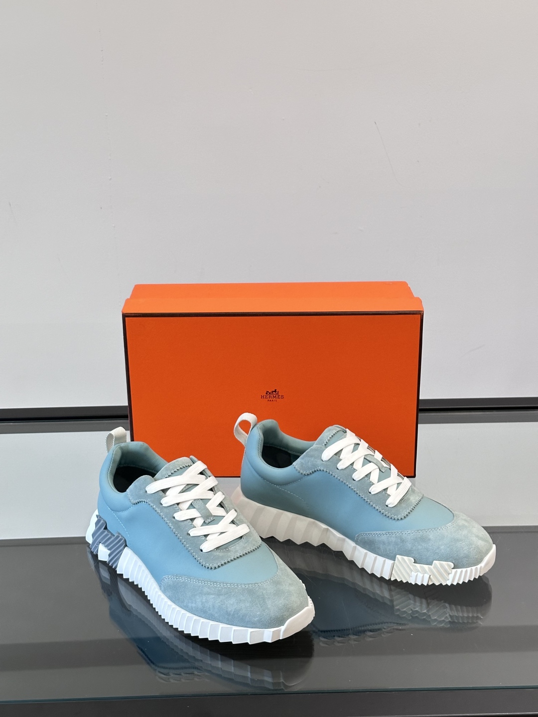 hermes爱马仕新款运动鞋Bouncing运动鞋👟！鞋面采用小牛皮和麂皮山羊皮运动鞋。轻盈鞋底装饰撞色