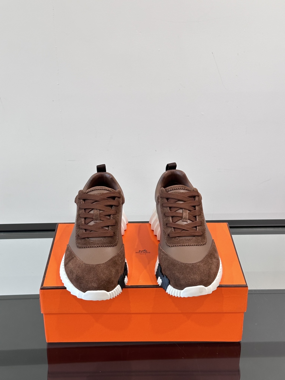 hermes爱马仕新款运动鞋Bouncing运动鞋👟！鞋面采用小牛皮和麂皮山羊皮运动鞋。轻盈鞋底装饰撞色