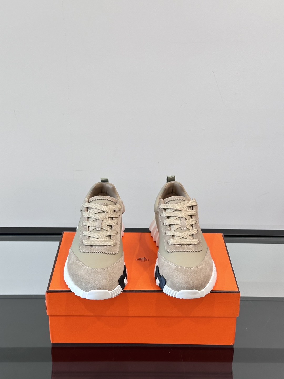 hermes爱马仕新款运动鞋Bouncing运动鞋👟！鞋面采用小牛皮和麂皮山羊皮运动鞋。轻盈鞋底装饰撞色