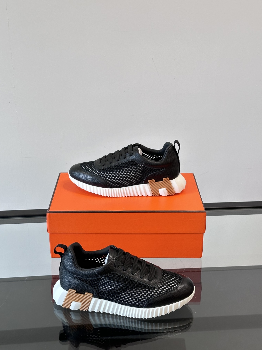 爱马仕的Bouncing运动鞋情侣款👫‼️上脚后非常惊艳的一个系列👟正常运动鞋作为日常款来搭配
轻松驾驭