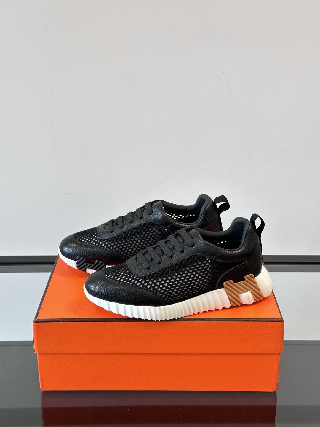 爱马仕的Bouncing运动鞋情侣款👫‼️上脚后非常惊艳的一个系列👟正常运动鞋作为日常款来搭配
轻松驾驭