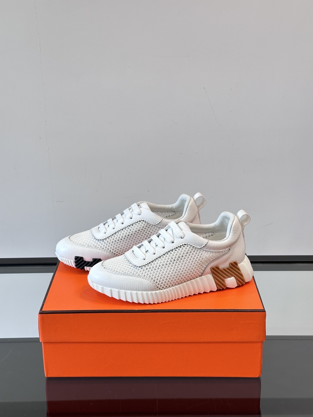 爱马仕的Bouncing运动鞋情侣款👫‼️上脚后非常惊艳的一个系列👟正常运动鞋作为日常款来搭配
轻松驾驭
