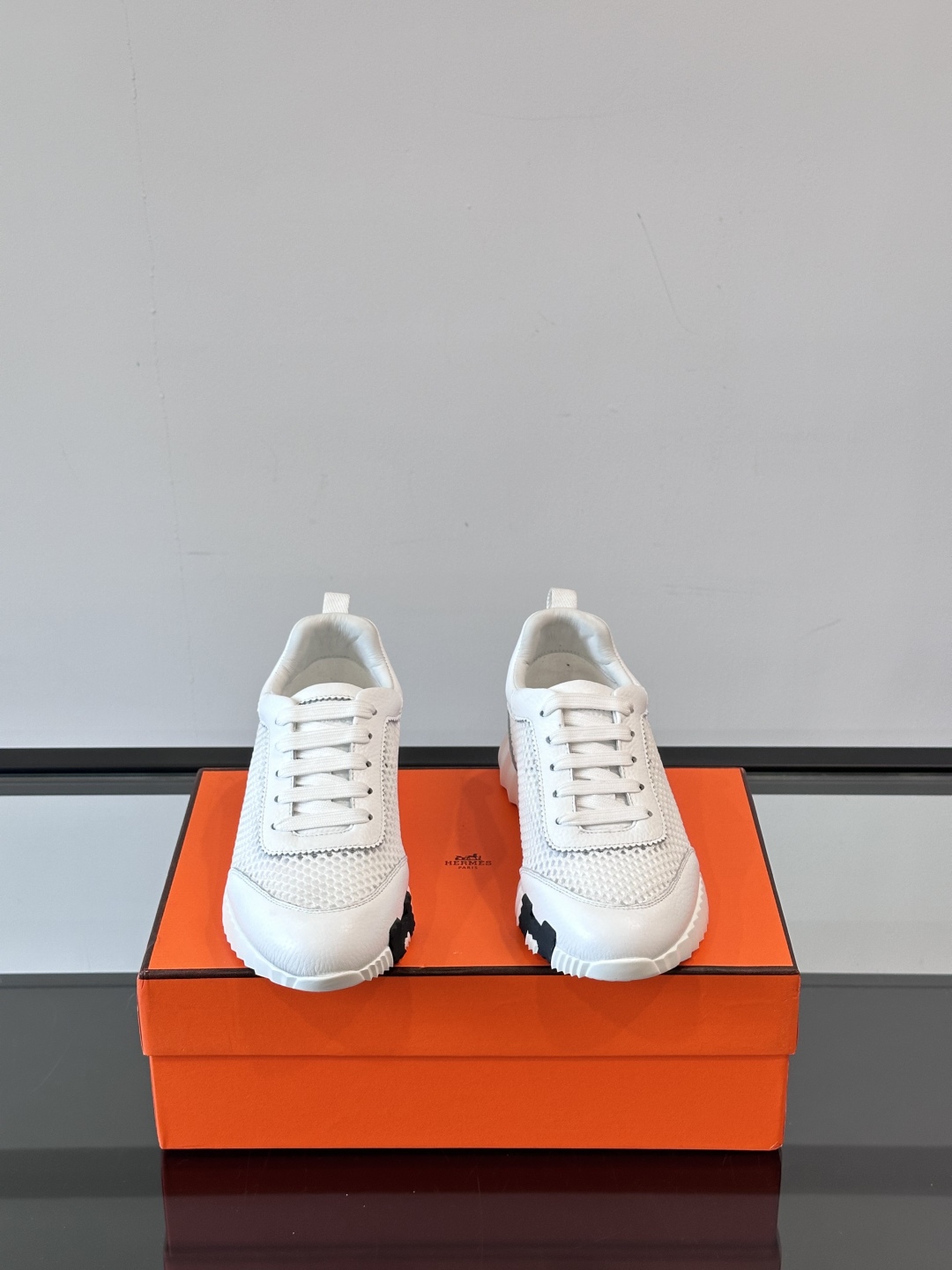 爱马仕的Bouncing运动鞋情侣款👫‼️上脚后非常惊艳的一个系列👟正常运动鞋作为日常款来搭配
轻松驾驭