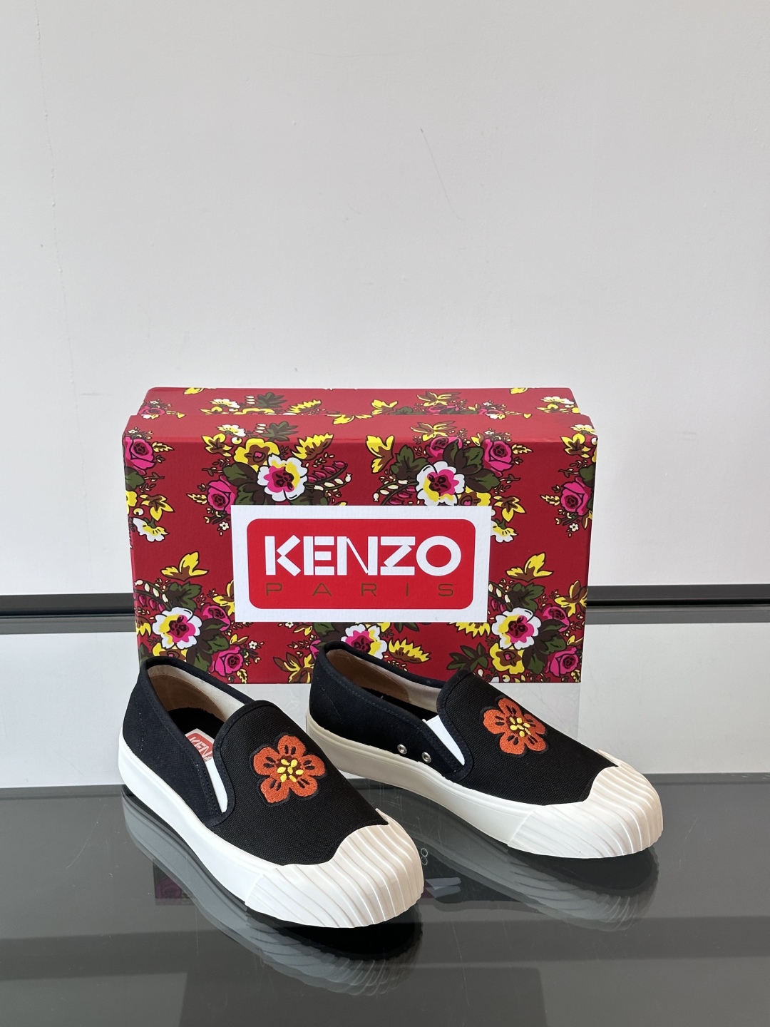 Kenzo虎头🐯休闲帆布鞋，海棠花饼干鞋，超有个性的鞋底设计，时尚百搭
帆布鞋总让人感觉休闲耐看且干净利