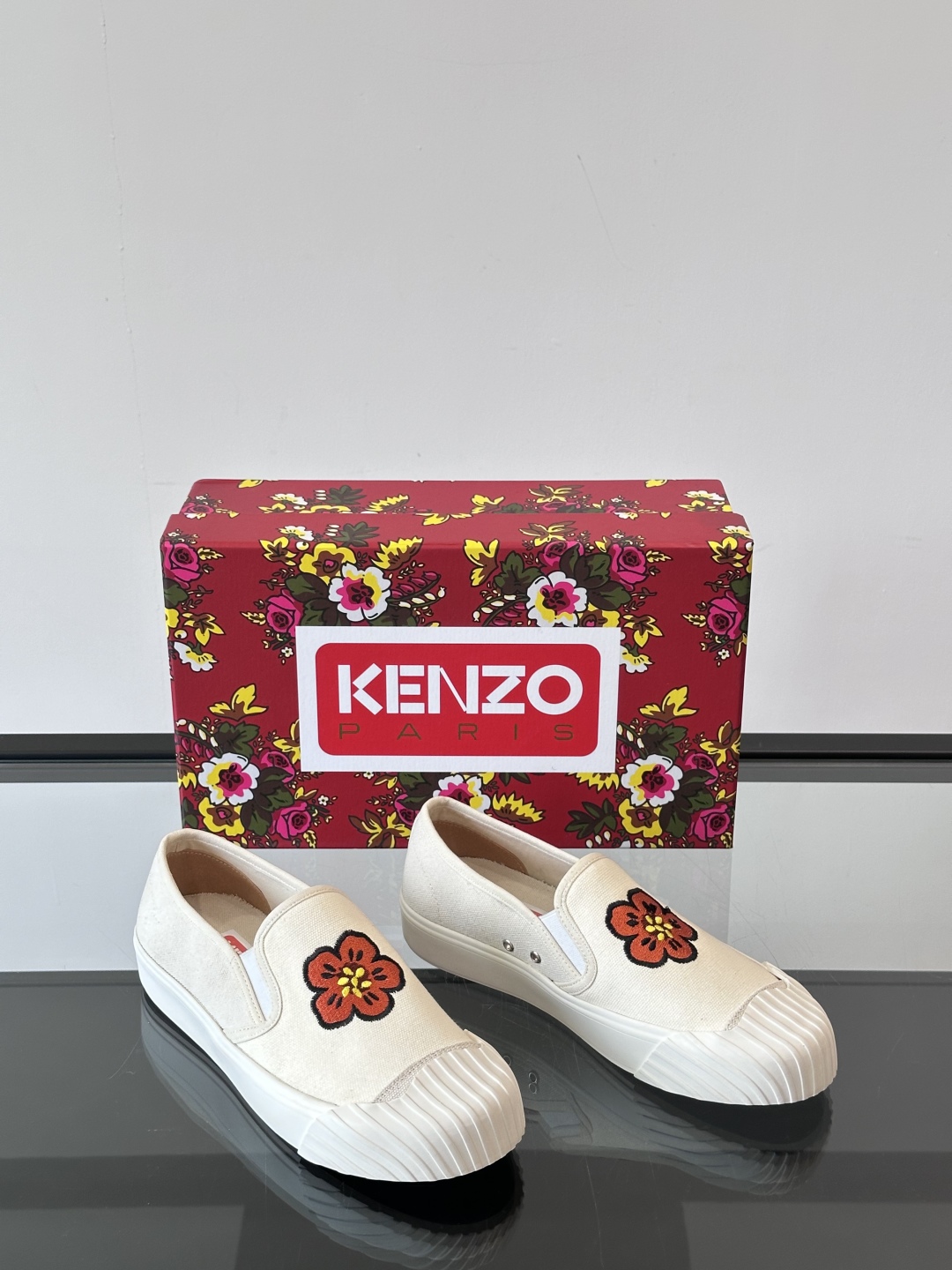 Kenzo虎头🐯休闲帆布鞋，海棠花饼干鞋，超有个性的鞋底设计，时尚百搭
帆布鞋总让人感觉休闲耐看且干净利