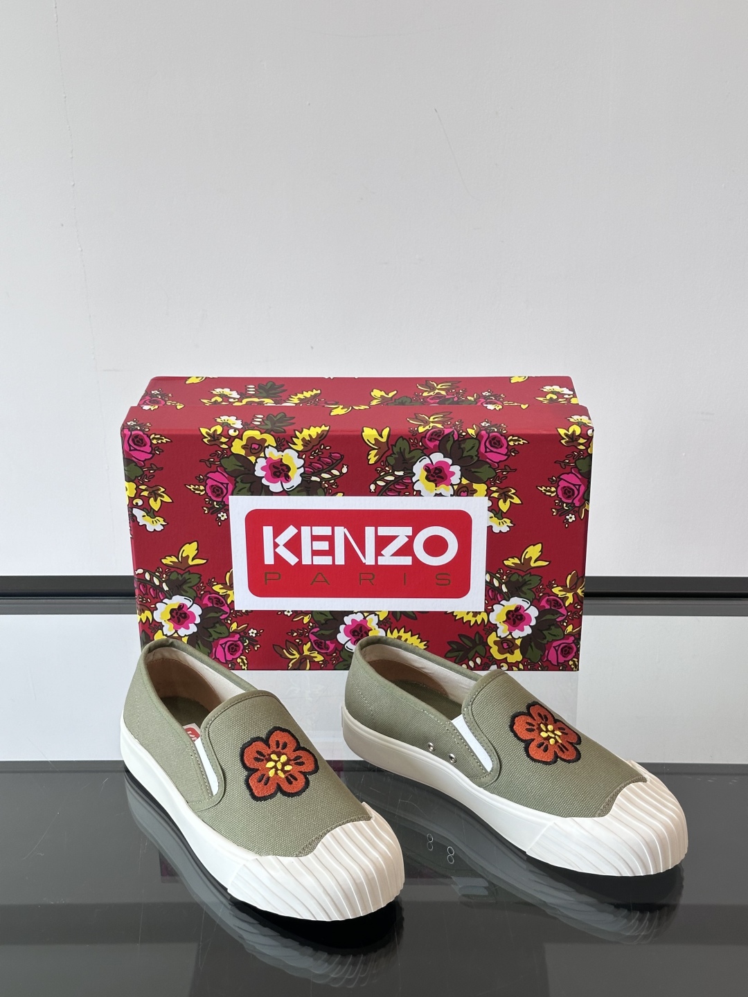 Kenzo虎头🐯休闲帆布鞋，海棠花饼干鞋，超有个性的鞋底设计，时尚百搭
帆布鞋总让人感觉休闲耐看且干净利