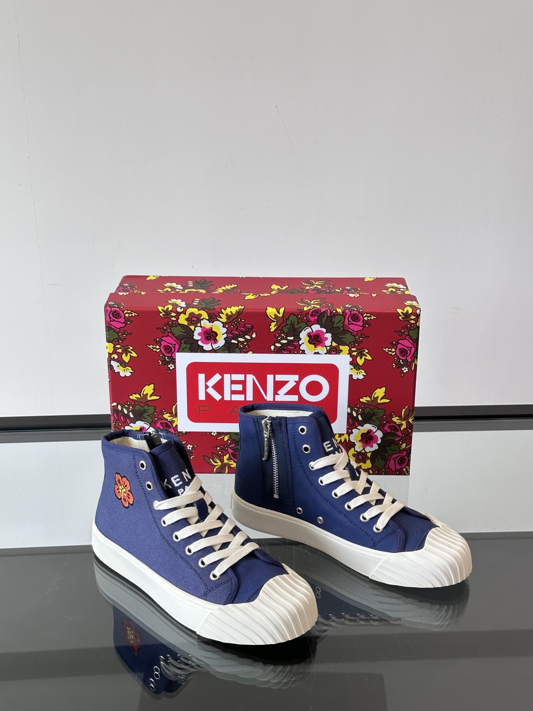 Kenzo虎头🐯休闲帆布鞋，海棠花饼干鞋，超有个性的鞋底设计，时尚百搭
帆布鞋总让人感觉休闲耐看且干净利