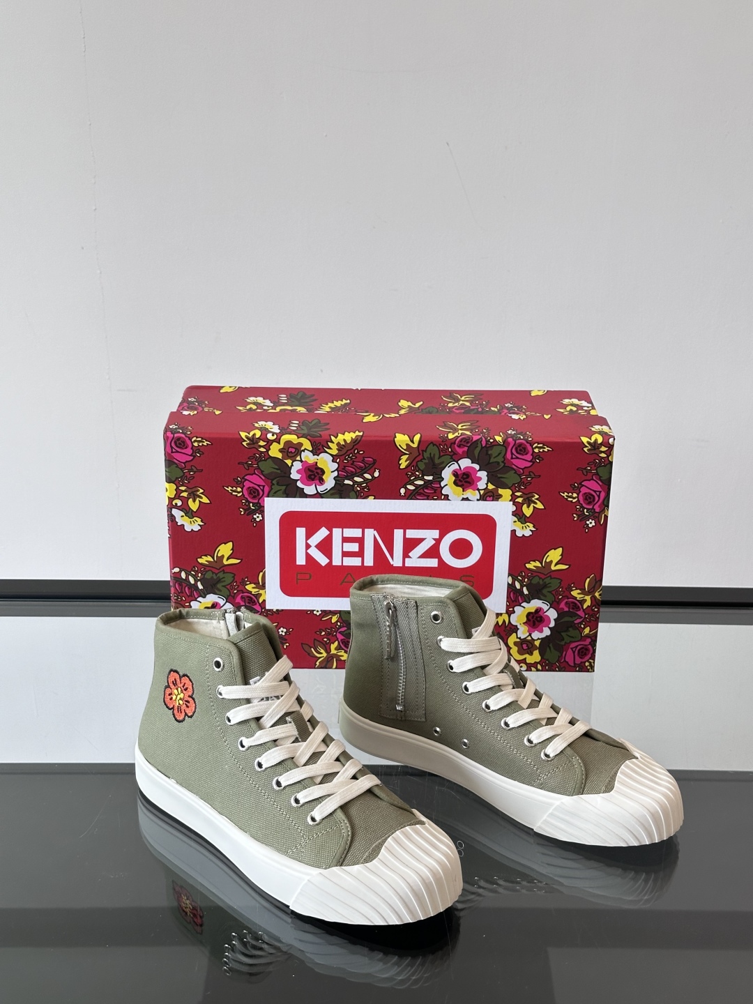 Kenzo虎头🐯休闲帆布鞋，海棠花饼干鞋，超有个性的鞋底设计，时尚百搭
帆布鞋总让人感觉休闲耐看且干净利