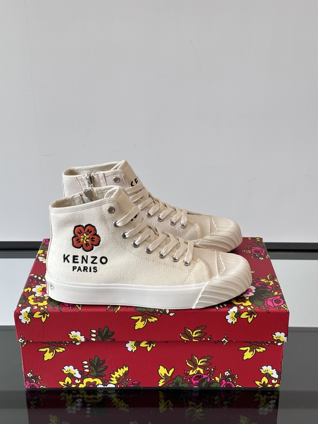 Kenzo虎头🐯休闲帆布鞋，海棠花饼干鞋，超有个性的鞋底设计，时尚百搭
帆布鞋总让人感觉休闲耐看且干净利
