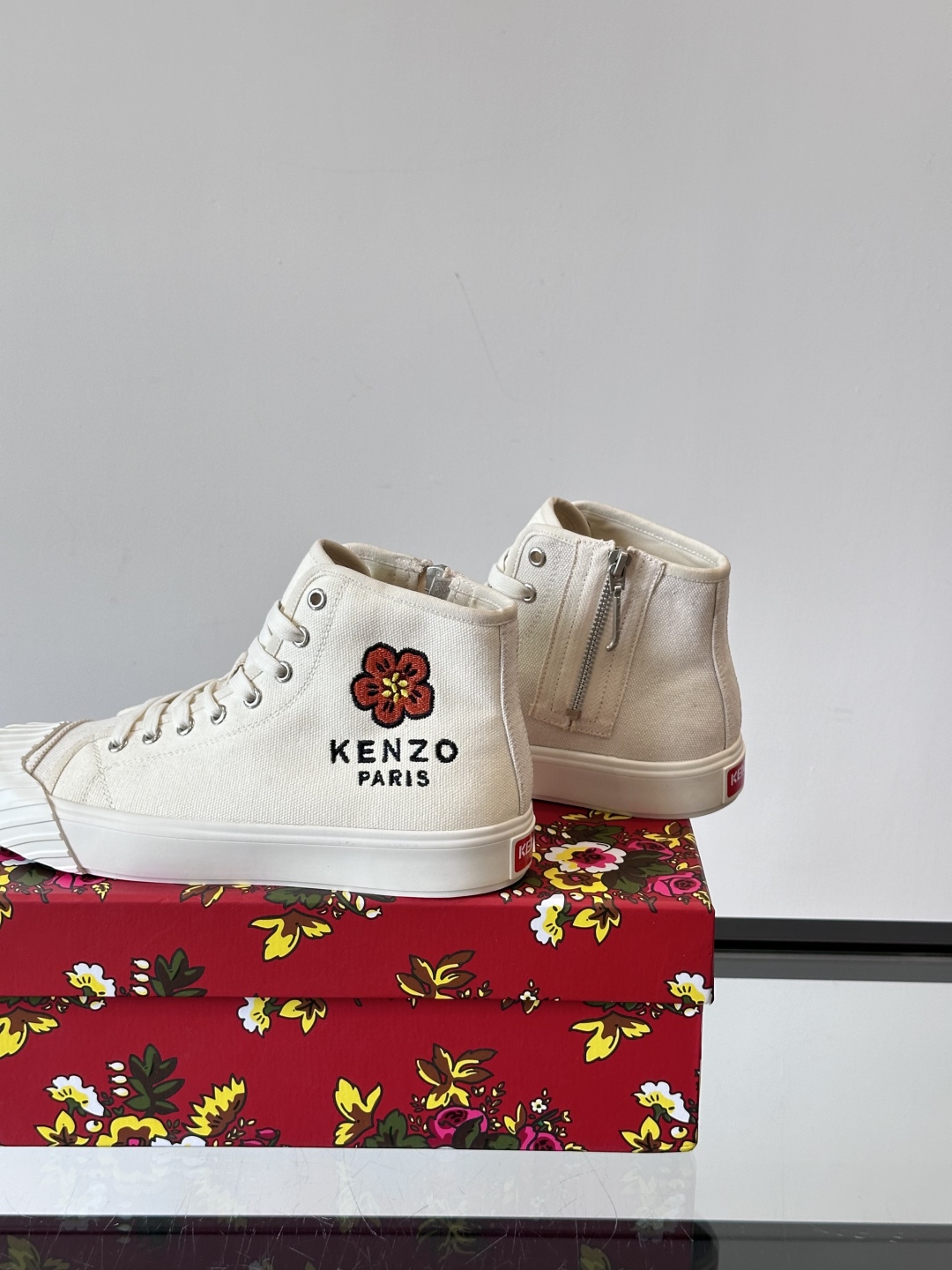 Kenzo虎头🐯休闲帆布鞋，海棠花饼干鞋，超有个性的鞋底设计，时尚百搭
帆布鞋总让人感觉休闲耐看且干净利