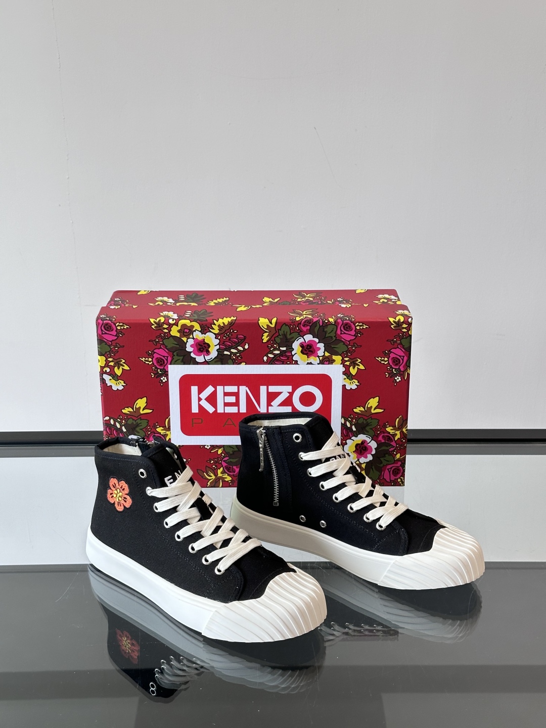 Kenzo虎头🐯休闲帆布鞋，海棠花饼干鞋，超有个性的鞋底设计，时尚百搭
帆布鞋总让人感觉休闲耐看且干净利