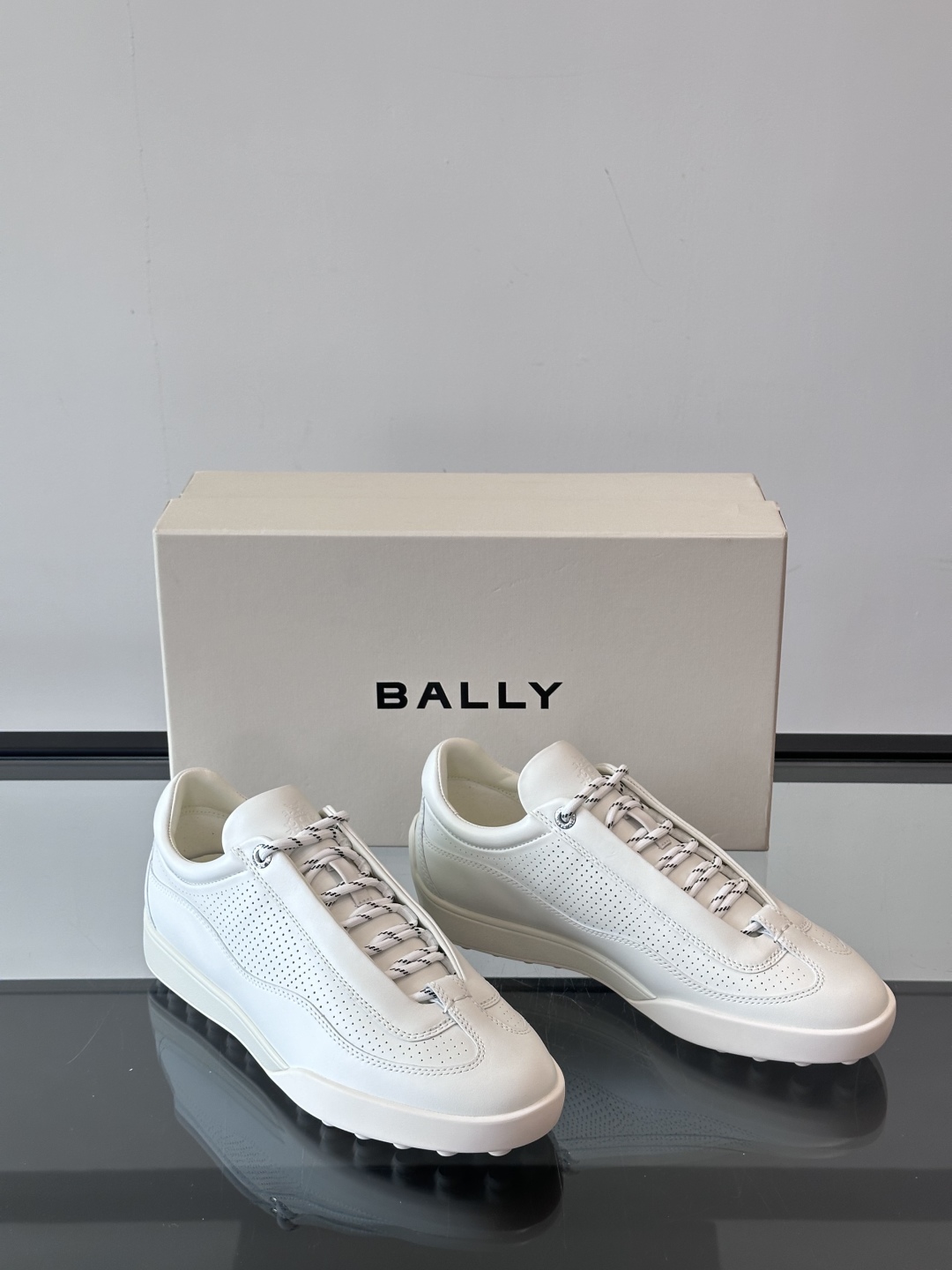 BALLY MANTO RUNNER 系列，采用简约美学的商务休闲风格隐藏式鞋带与高雅内涵👞鞋跟与鞋面处