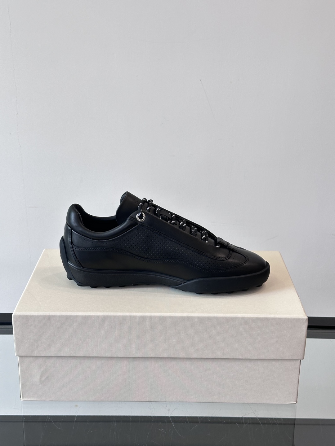 BALLY MANTO RUNNER 系列，采用简约美学的商务休闲风格隐藏式鞋带与高雅内涵👞鞋跟与鞋面处