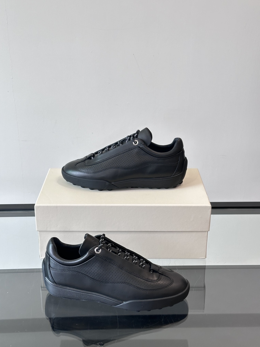 BALLY MANTO RUNNER 系列，采用简约美学的商务休闲风格隐藏式鞋带与高雅内涵👞鞋跟与鞋面处